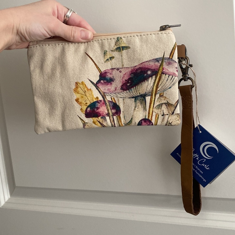 🌼 NWT Cottn Curls clutch handbag mushroom purse